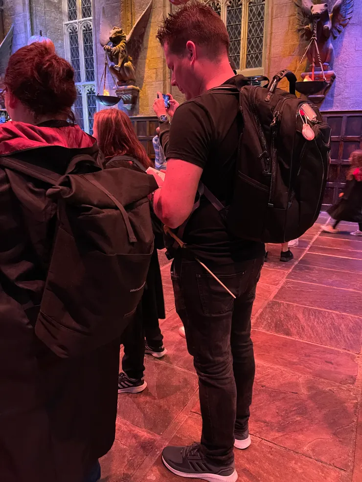 這位老兄口袋插了一支接骨木魔杖