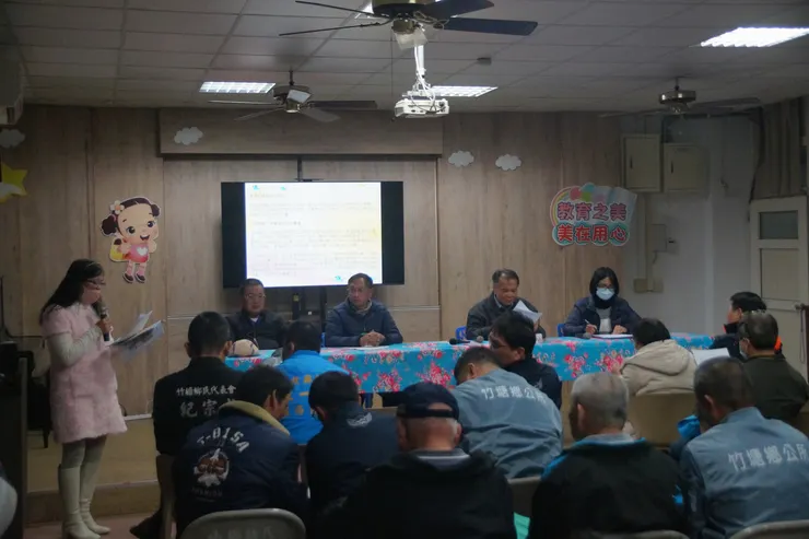 許多校友透過行動來支持學校轉型，並重申希望延續民靖國小的教育使命。（現場民眾提供）