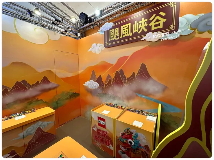 工作人員協助孩子在颶風下拿指示。