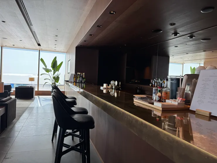 酒吧空間非常有質感木質調的感覺