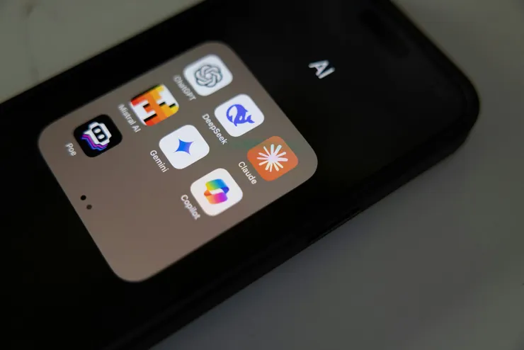 企業更偏好「穩健好用」，而不是「炫技好玩」。Photo by Solen Feyissa on Unsplash