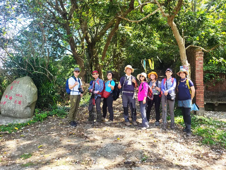 ▲出關古道關聖段有二處登山口，一為苗56鄉道磚造廢棄茶亭，二為苗130縣道聖衡宮。我們本次由苗56鄉道磚造廢棄茶亭旁的第一登山口起登（自駕可谷哥大草排造林護管所）