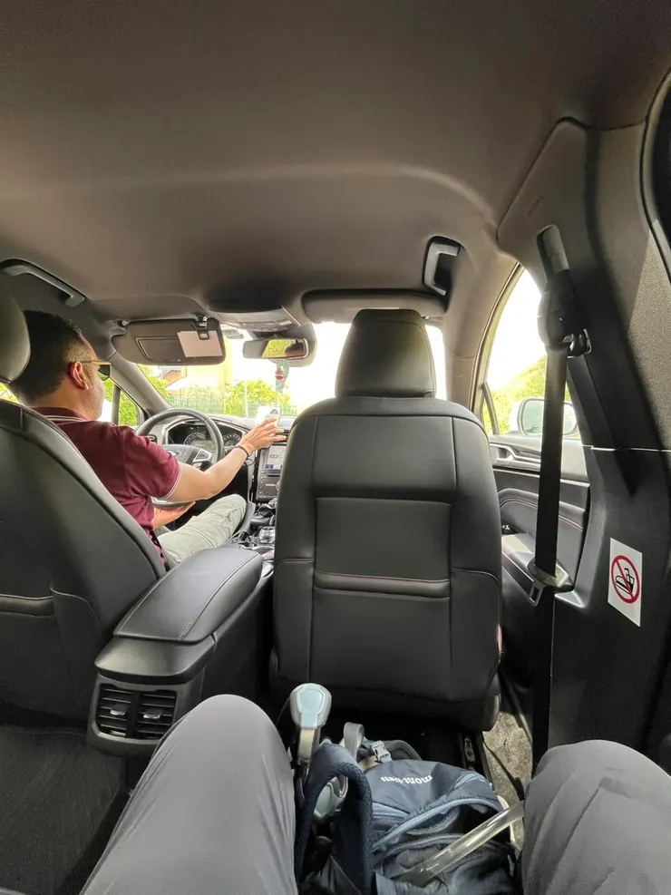 熟門熟路坐計程車的我，司機用很爛的英文問我：Rest Day？哈哈