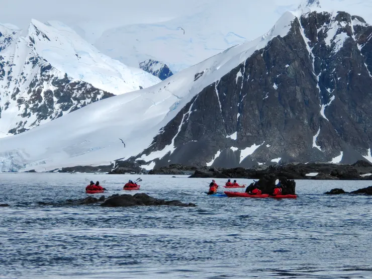 兩人一組划獨木舟，船公司提供遊客防寒水母衣。