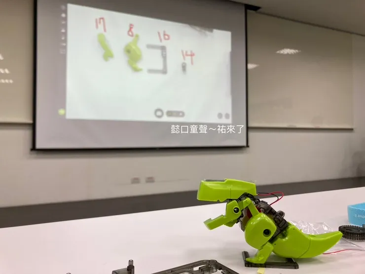 組裝過程,大哥哥會透過投影ㄧ步ㄧ步教孩子。