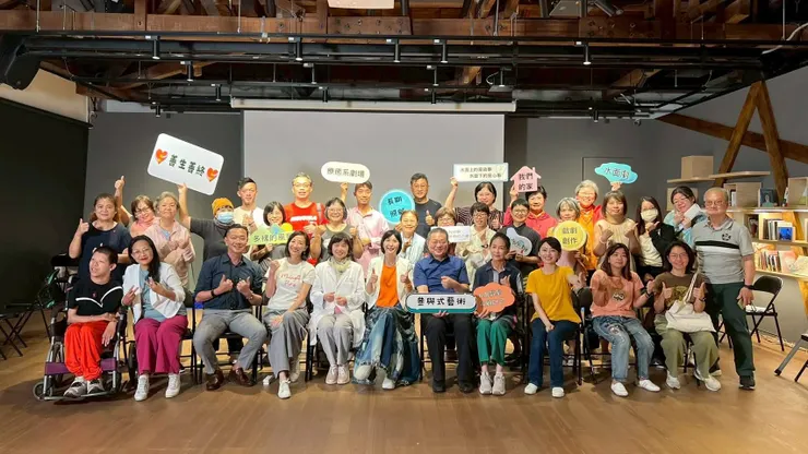 張嘉容策畫編導之10/11 「水面劇 愛自己療癒行動｜臺灣戲劇療癒文學處方箋系列」首場，《翩翩-翅膀的重量參與式演出及工作坊》圓滿大合照，出席包括陳瑩芳館長、陳秀丹醫師、劉建良醫師、黃鏡澄心理師、張嘉容藝術總監、演員應采靈、潘奕如、江俊翰、賴茉凡等