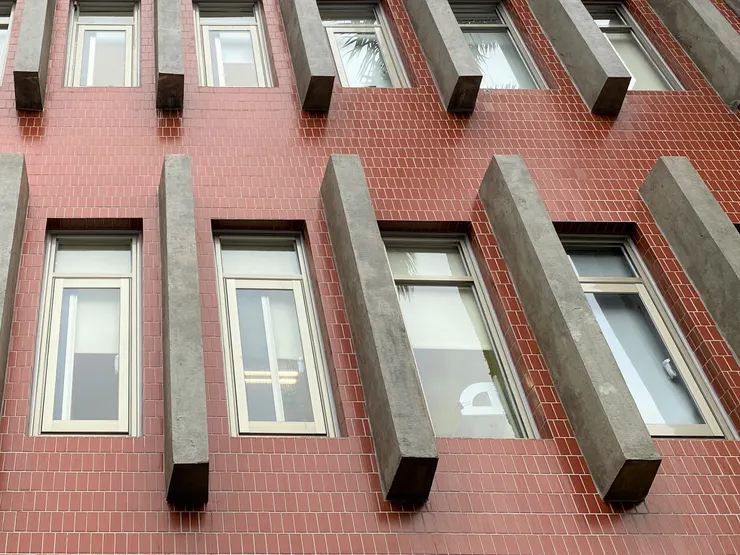 雨遮的靠牆的內側和外側的寬度不同，外窄內寬，以達到視覺修正效果