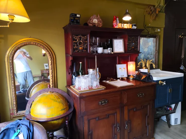 古董家具散發出迷人的風采，"隅咖啡"營造復古歐風