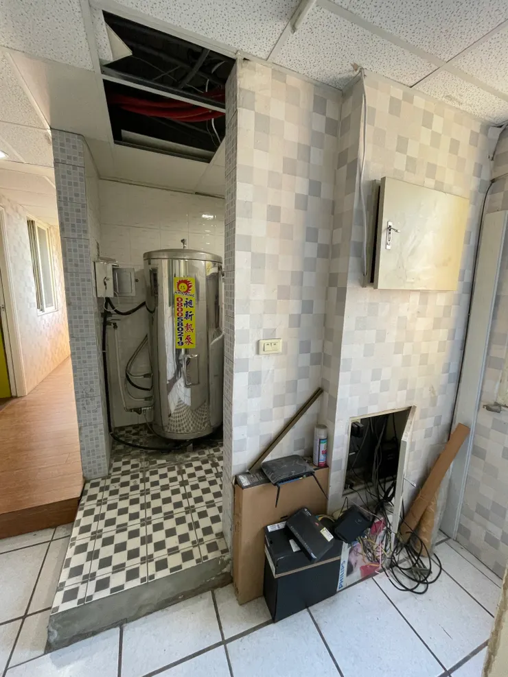 一個地板上，有三種不同地板高度與材質