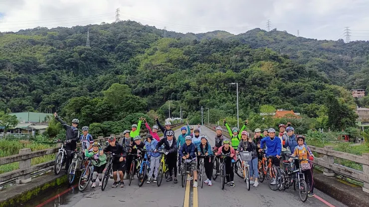 騎車一步一腳的踩踏驗證，更易與古人的想法連結。（攝影= 莊漢銓）