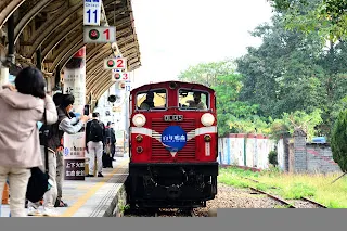 專列緩緩駛入嘉義站