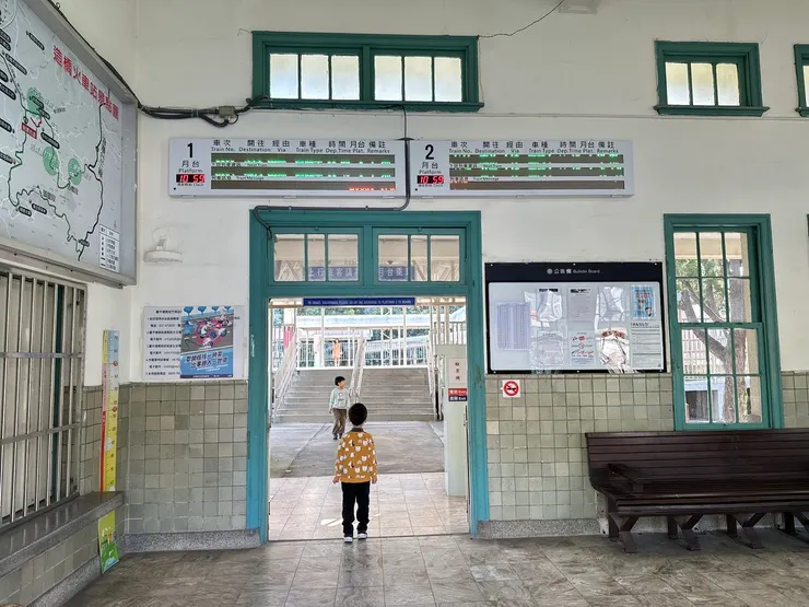 左手邊的售票口已被鐵窗圍起