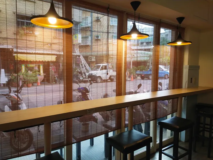 時咖啡-靠窗的高腳椅位子，非常有日式的風味