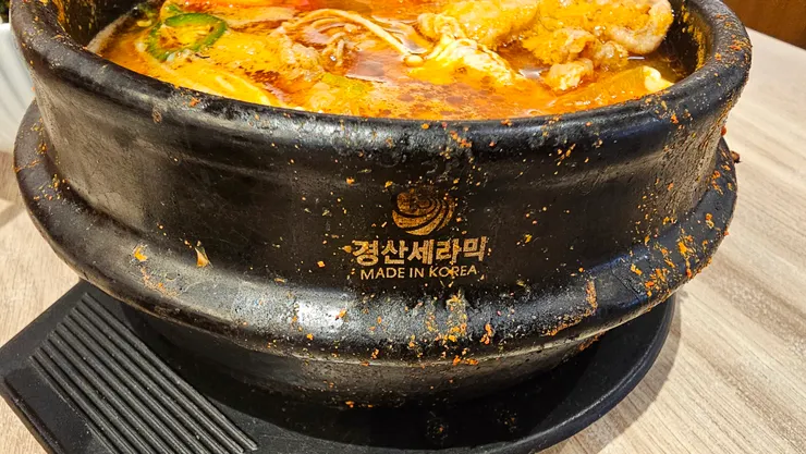 鍋子旁邊還有韓國製造的英文字樣!