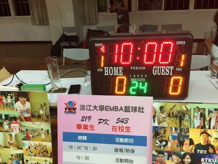 充滿傳奇的球員看板、直挺挺的球隊布旗、雙方爭奪的冠軍獎座、超華麗專業數位計分台