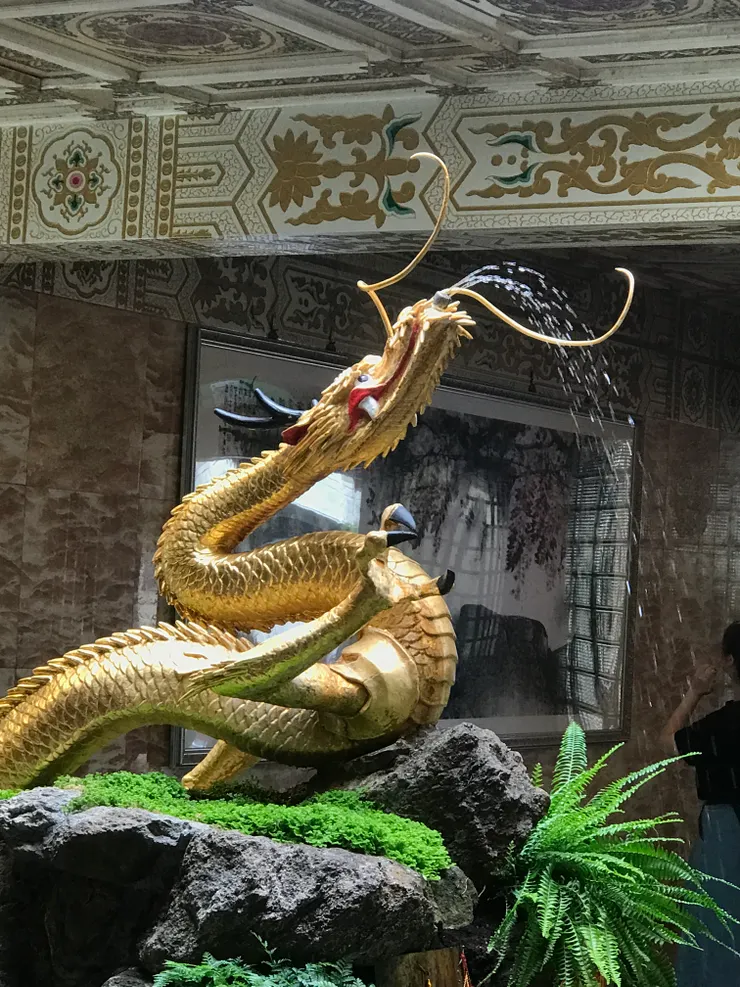 圓山飯店知名的金龍，今年斷頭過，隨後修復