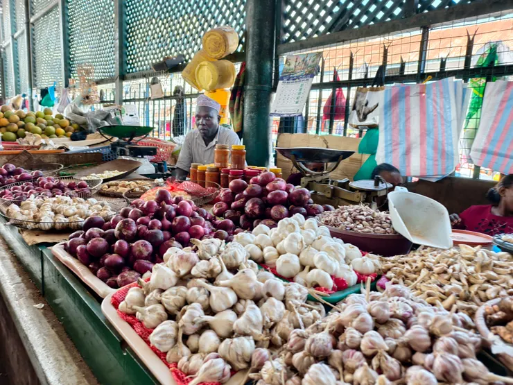 經過帥老闆同意才拍的辛香食材。肯亞禁塑，如果要提袋得另外付錢。
