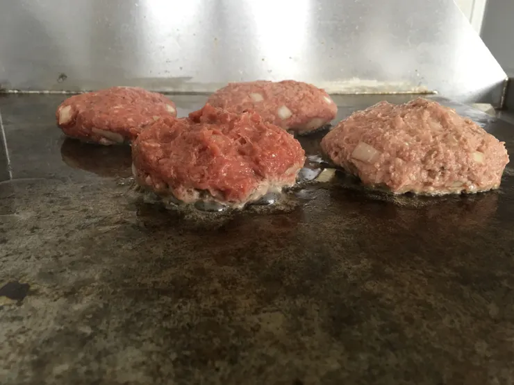 這應該是搬新家後，用新買的鐵板煎四種不同做法的漢堡排時拍的照片