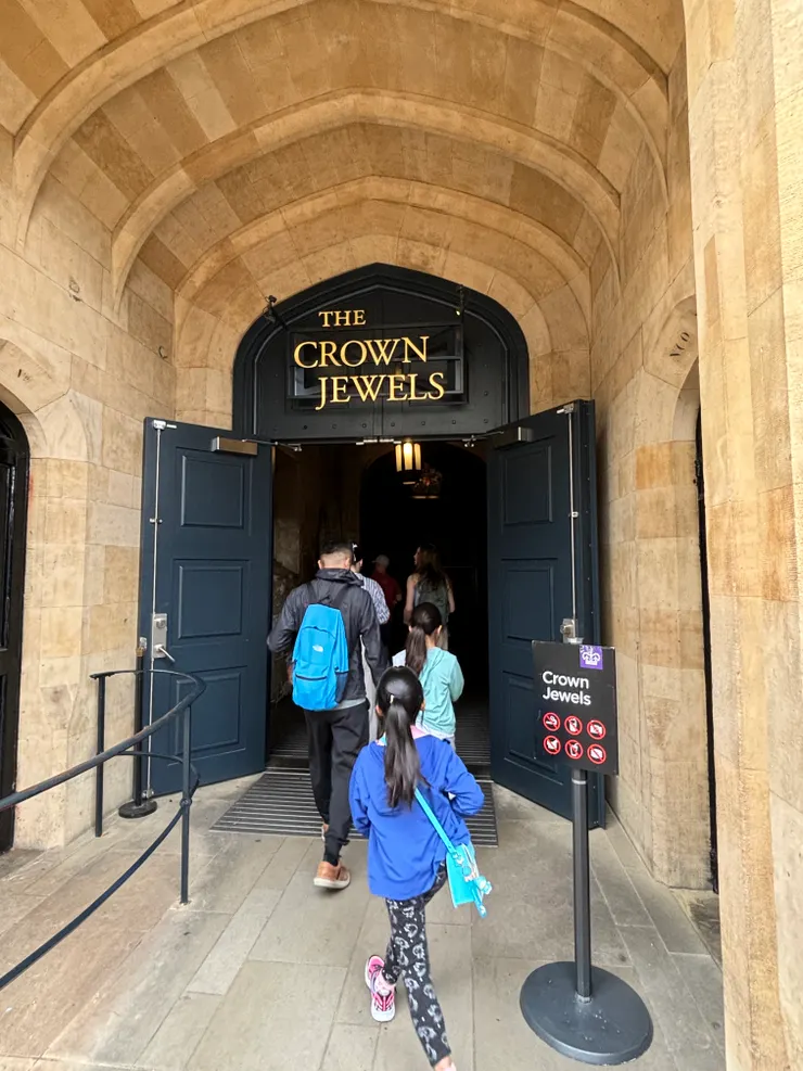 參觀皇室加冕用皇冠與權杖