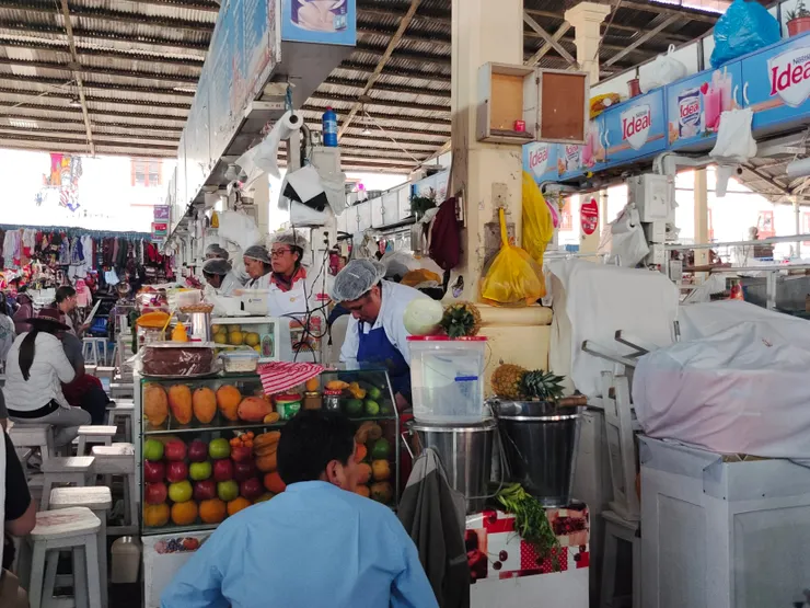 現打鮮果汁的生意很好，調製果汁過程也頗注意衛生。