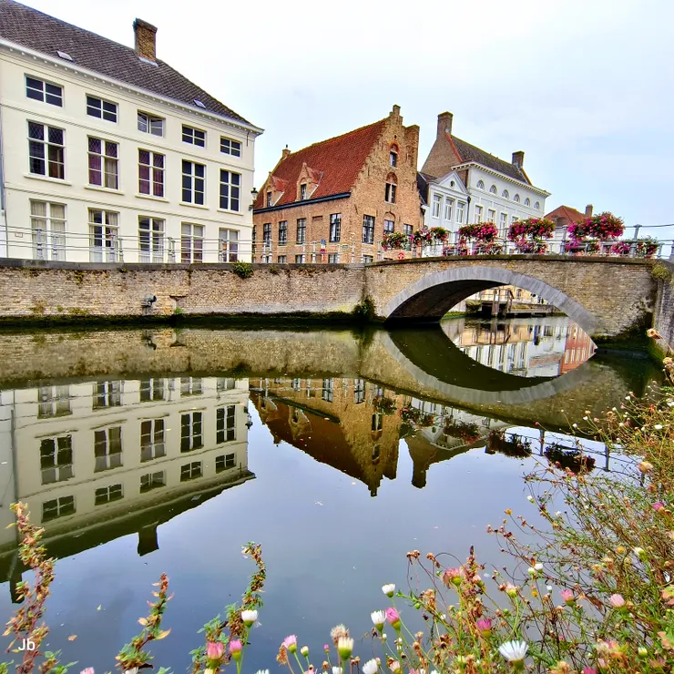 【黃昏水岸幽闃竟由兩老信步獨享!漫步到下午四點多返住處小事休息,近7點再出門到附近運河邊走走,天還頗亮。此時無風,水面如鏡。】