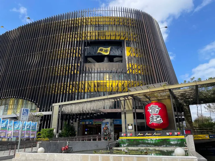 燦坤積極整合數位會員系統與門市服務，透過OMO策略強化消費者接觸點管理。節慶行銷將「年節走春添幸福」打造為生活文化場景，結合家庭聚會與科技消費需求，凸顯服務零售的文化價值。