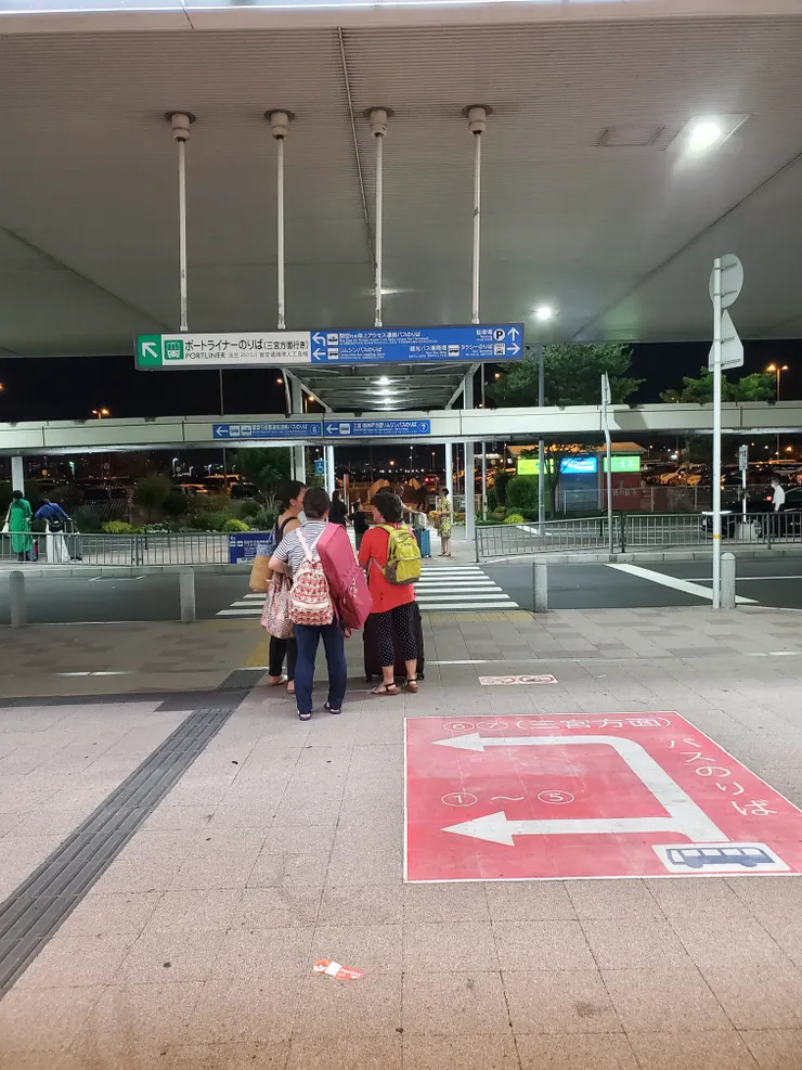 走出大門後,過斑馬線左轉