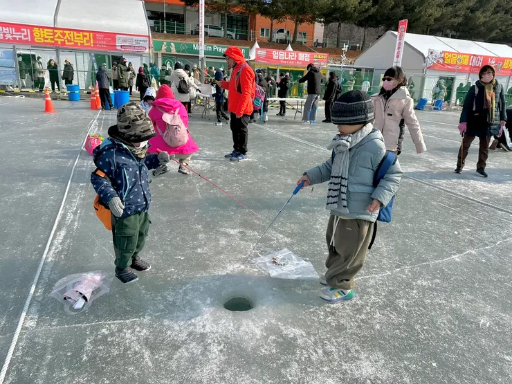 沒幫兩兄弟買雪靴，站在冰川上真的不是假的，不到10分鐘透心涼欸！