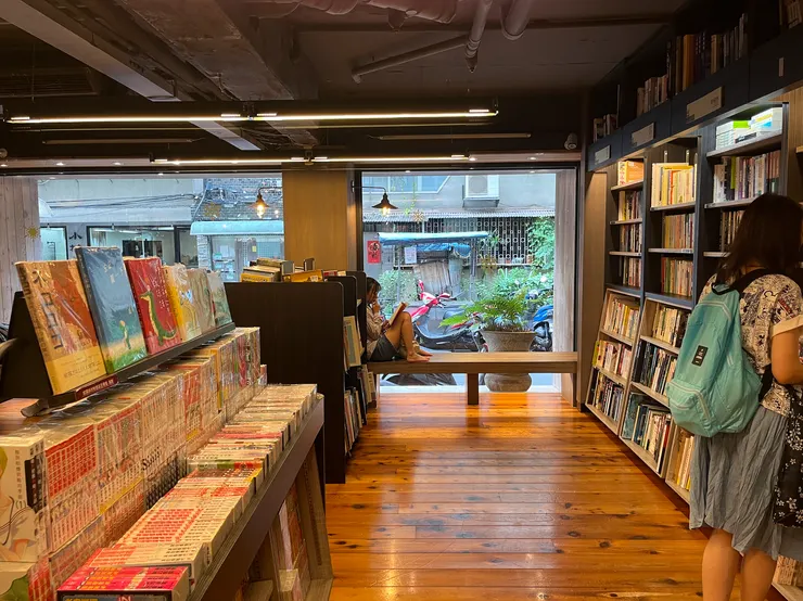 設有需要脫鞋進入的木地板區，可以席地而坐閱讀。