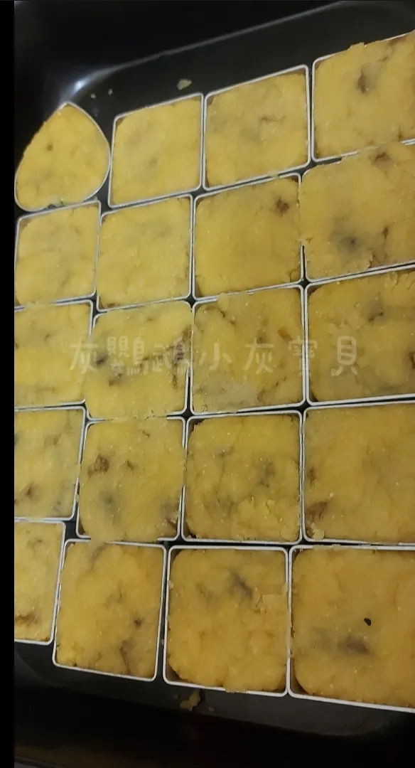 圖片來源:灰鸚鵡小灰寶貝《【鳳梨酥DIY】手工製作鳳梅酥》https://www.potatomedia.co/s/82Rrqqr