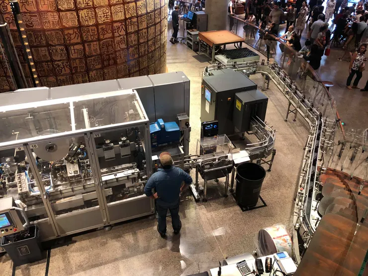 上海星巴克咖啡吳江路旗艦店内部