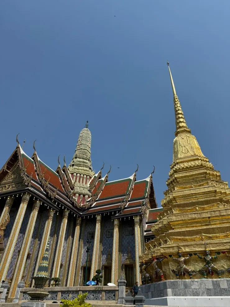 玉佛寺 & 右邊的舍利塔