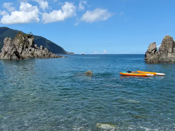 天氣涼爽時，可留步片刻，靜靜地聽海浪拍打聲，欣賞海景，短暫放空