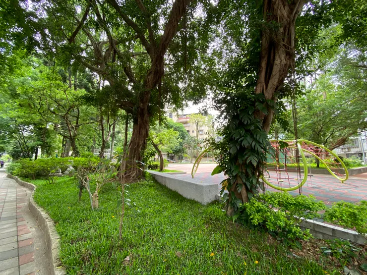 興福公園內有簡單的遊樂設施，能讓附近孩童嬉戲。