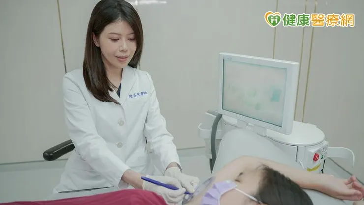 陳姿秀醫師也進一步提醒，大汗腺（產生氣味的汗腺）會在青春期成熟，而「狐臭」是具有遺傳傾向的。