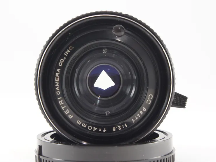 某些鏡頭本身的光圈葉片閉合時就有特殊形狀