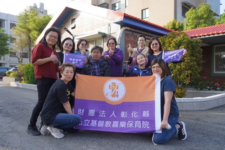 憶婷及宗賢接受林玉嫦院長行前授旗，喜樂團隊不僅給予專業支持及陪伴，更期待將兩位選手送往國外，以國手資格參與賽事。