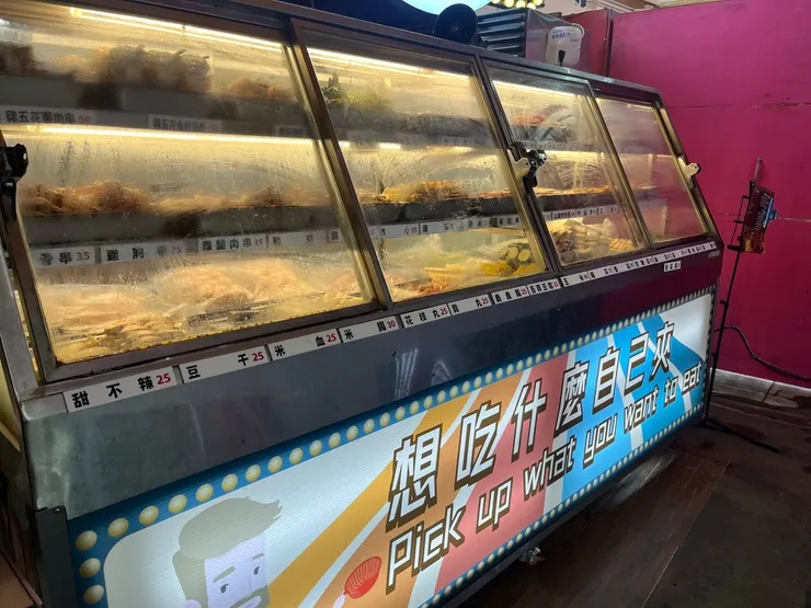 串燒在店外冰箱，自己夾