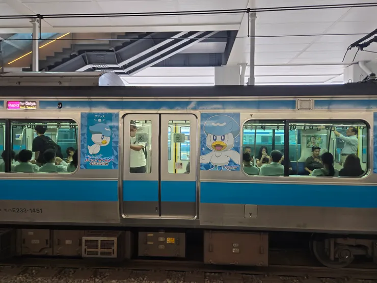 藍色色帶的京濱東北線列車(E233系-1000番台) 寶可夢塗裝