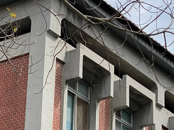 遮陽板與窗台、屋頂的細節