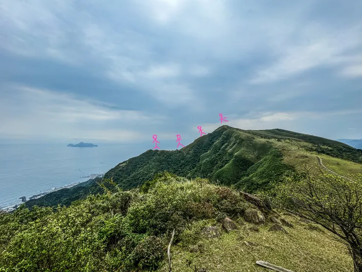 😂這是我們當天走上灣坑頭山的圖示～～（請原諒我畫功只有學齡前程度～🤣）