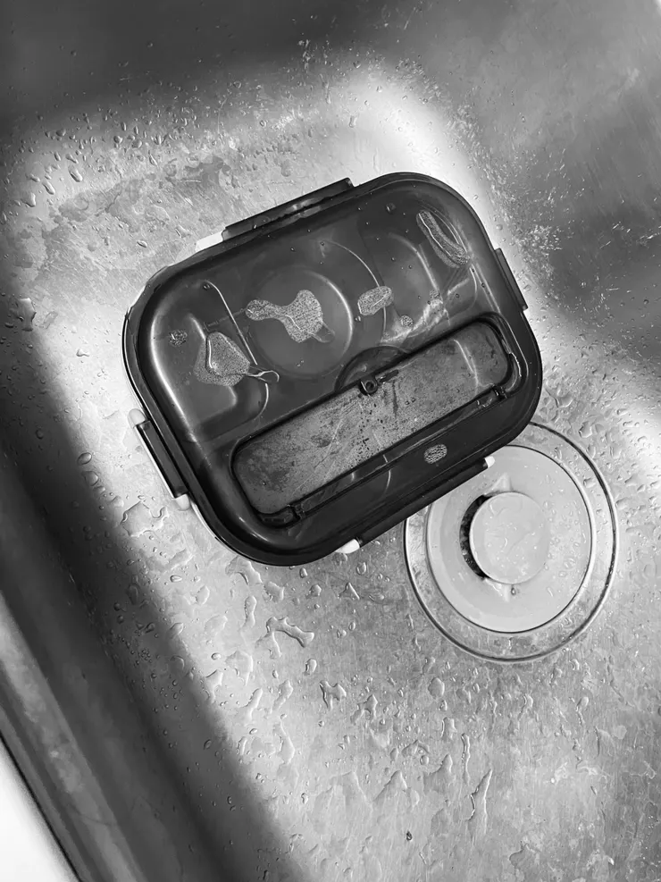 沒洗的餐盤被主人遺忘了?