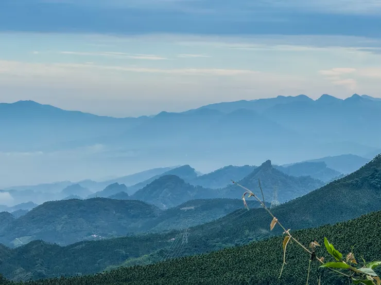遠處群山環繞,其中尖尖的那座好顯眼,不曉得山名為何?