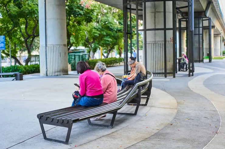 在公園，你想站著、坐著，或是到處亂跑都沒關係。公園的椅子永遠都會在那靜靜地等著你。來源：台北市捷運局。