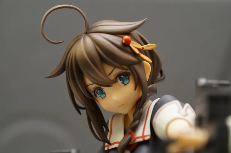 頂著長長呆毛，兩邊翹起很有辨識度的髮型，有好看的髮飾、雙眼皮、眼眸及面部處理。