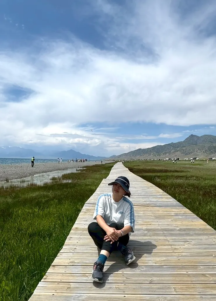 賽里木湖地處天山西段,是大西洋暖濕氣流能抵達中國最深內陸的地方,因此被稱為「大西洋最後一滴眼淚」,是乾旱地區的一抹藍色,也是中國降雨最西緣的代表湖