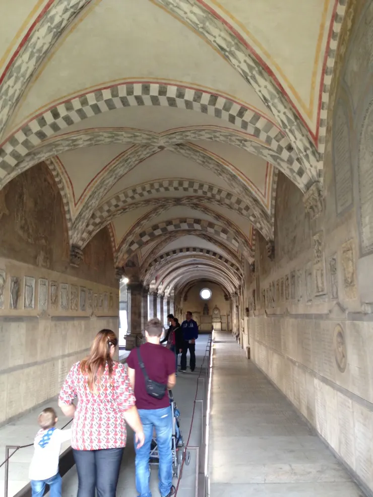 這條迴廊的兩邊都是墓碑