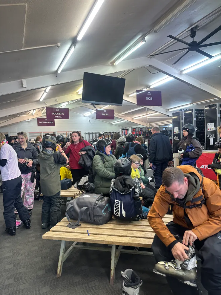 人山人海的雪具租借現場