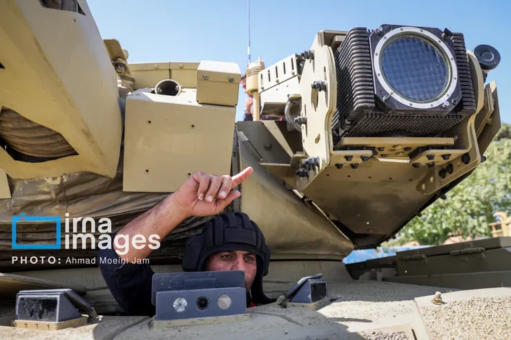 干擾裝置的體積並不小，是功率很強的光線發射器；砲管戶套裝甲下方可以看到連結砲管的砲衣，旁邊的盒狀物就是反應裝甲；駕駛兵的頭套是俄式戰車兵軟盔，外層主要是軟墊材質，可以避免在車內的碰撞導致受傷。(圖片提供：IRNA)