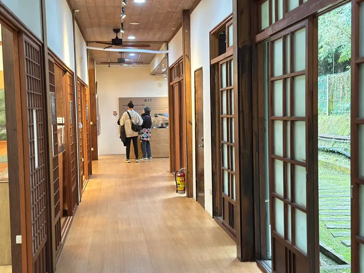 日式建築的故居,內部有相當多張學良遺留下的文物